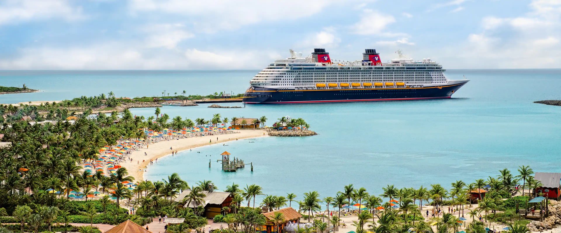 Disney 郵輪停泊於 Castaway Cay 私人島