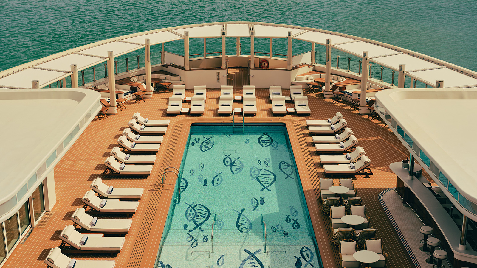 Four Seasons Yachts 船尾躺椅與海景