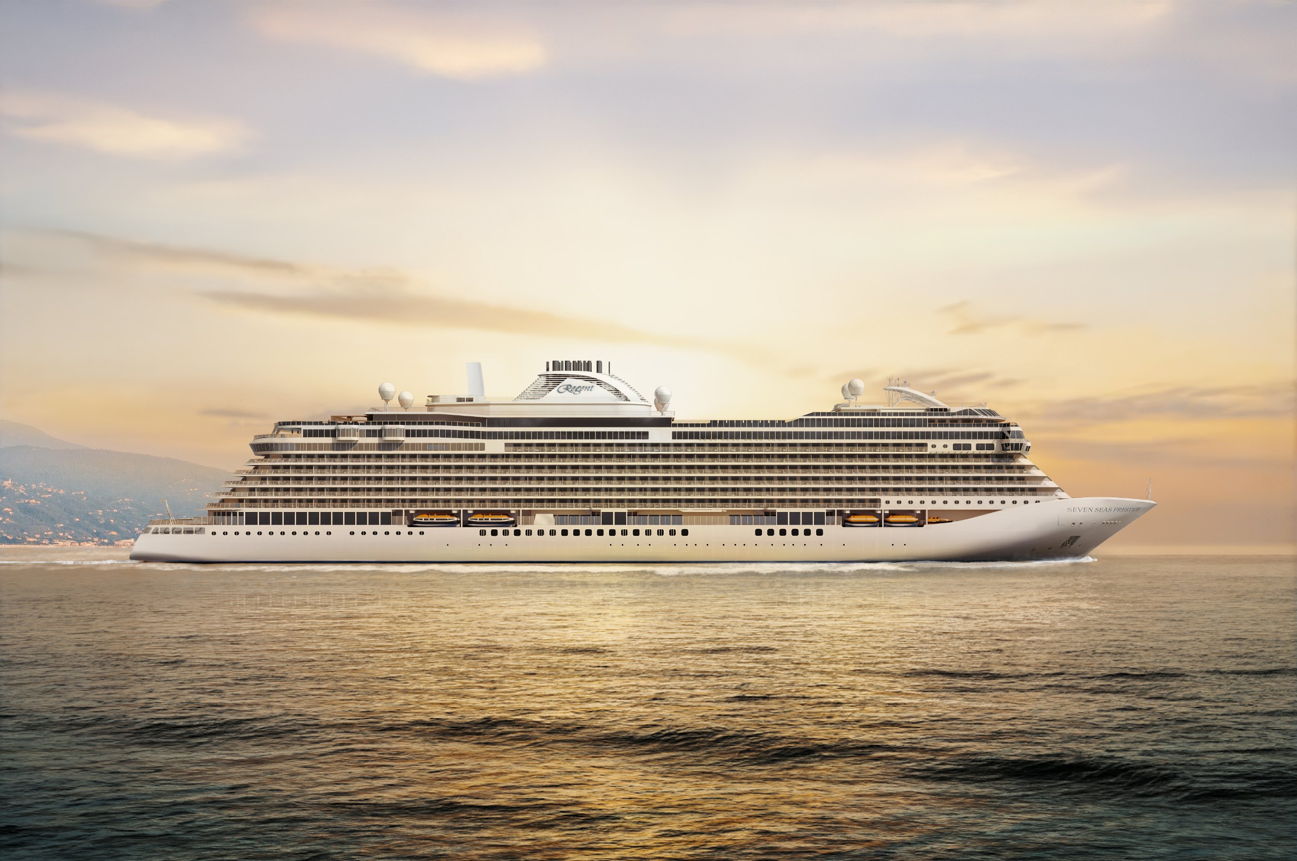Regent Seven Seas 郵輪航行於金色海面