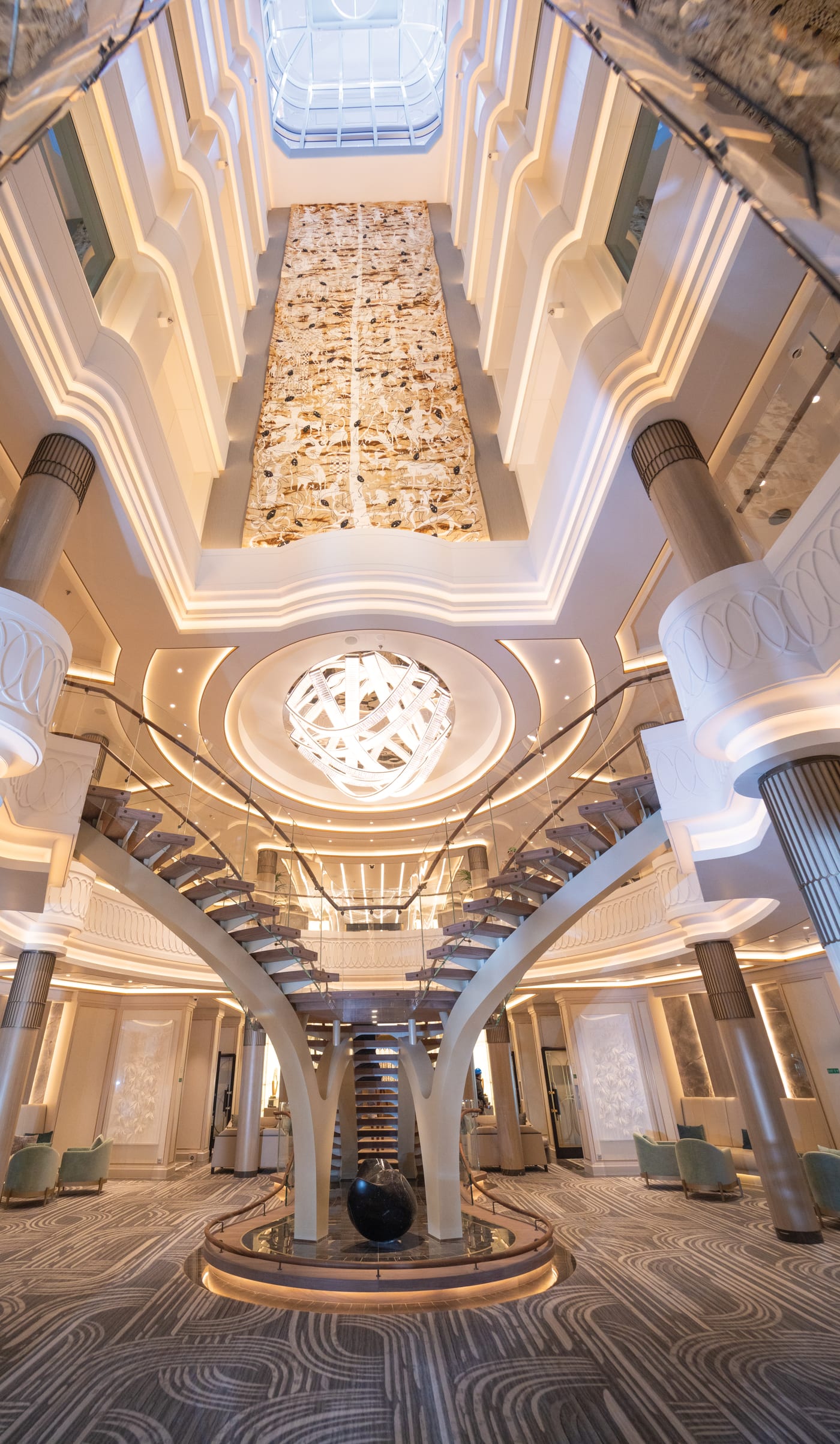 Regent Seven Seas Grandeur 的中庭
